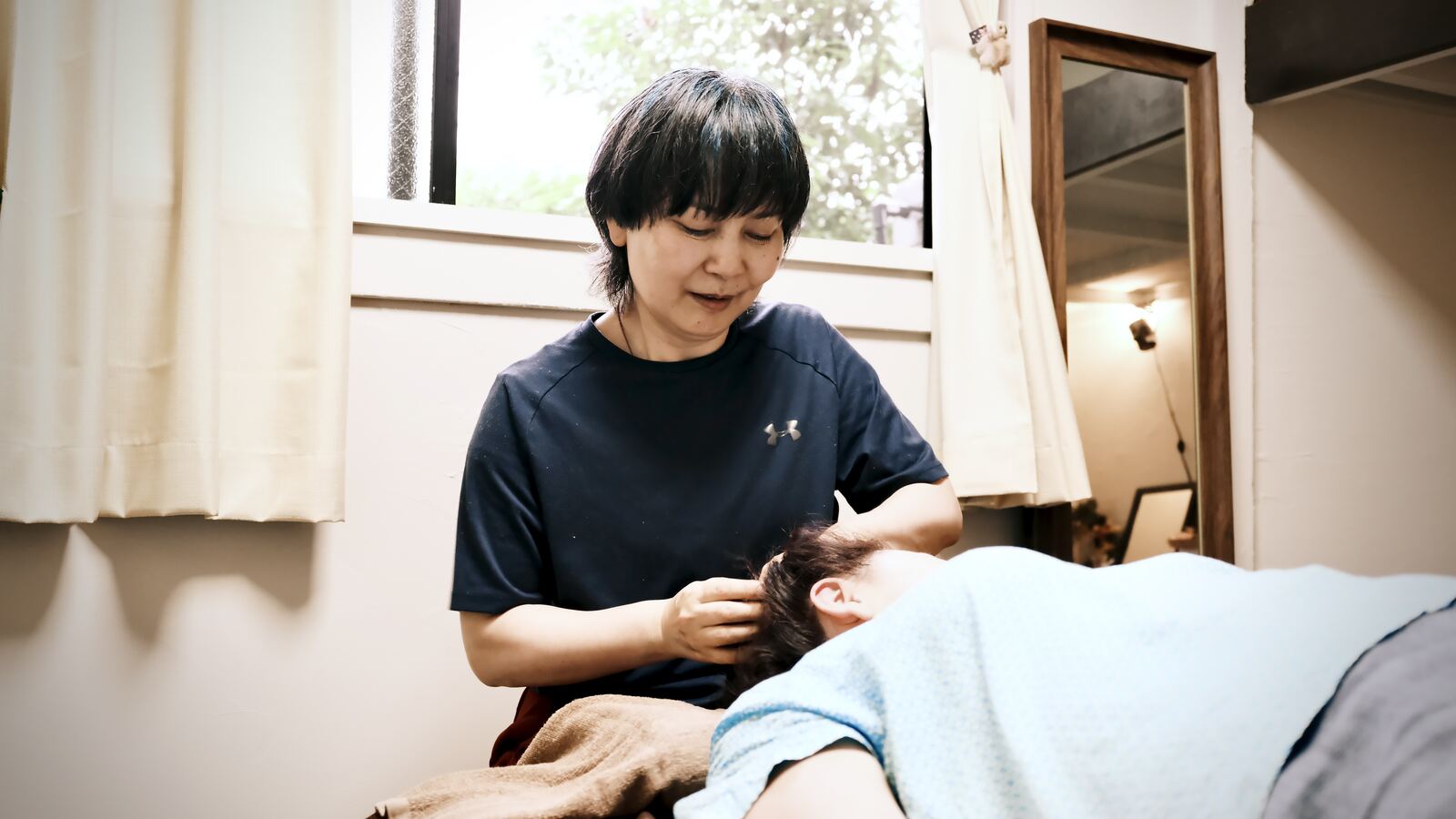 施術で身体に触れる様子